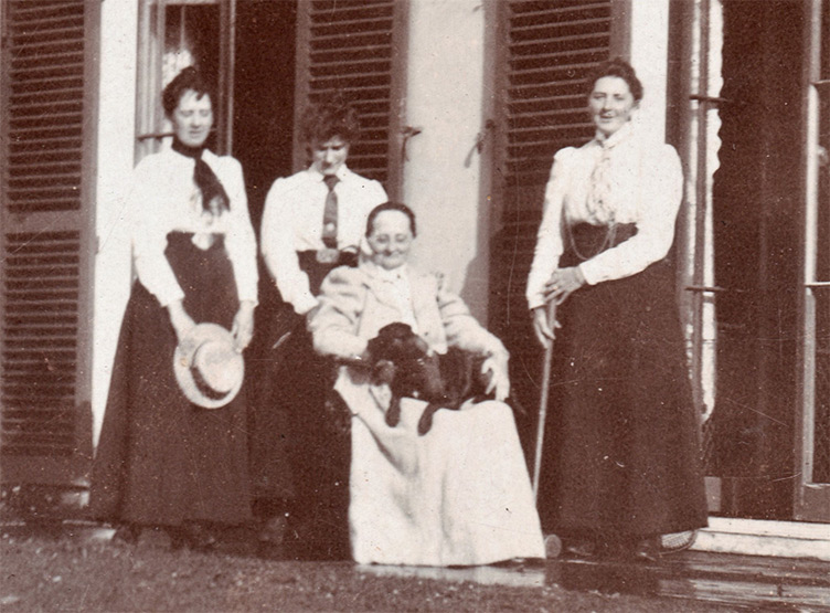 Dr Mary Emily Dowson (left) with her mother Mrs Tee (seated, centre) and two daughters Maud Hamilton and Elinor Mary (right).