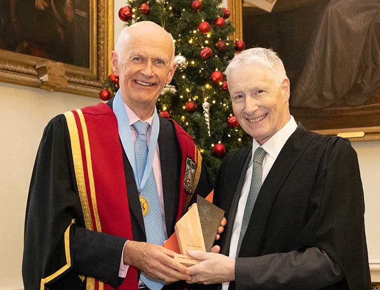 Pictured is Professor Cathal Kelly, Vice Chancellor, RCSI presenting the Vice Chancellor’s Outstanding Achievement Award to Professor Douglas Veale, RCSI Class of 1984.