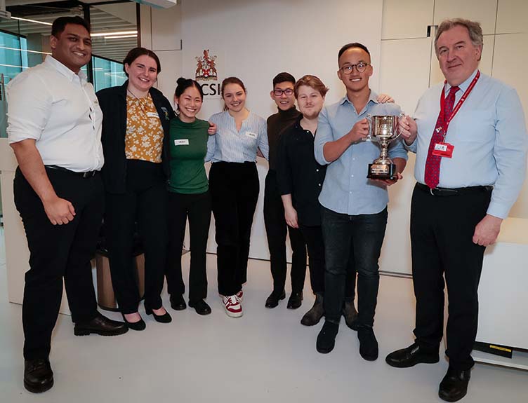Professor Kevin Barry, Director of National Surgical Training Programmes, RCSI presents the trophy to Neil Wu, C