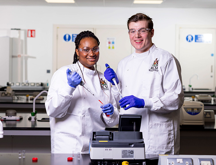 Two RCSI undergraduate researchers in the lab.