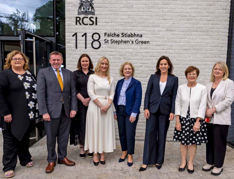 Minister for Health Jennifer Carroll MacNeill with a group in front of 118 St Stephen's Green
