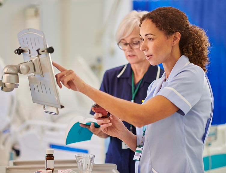 Medical student with mentor prescribing ward medicines