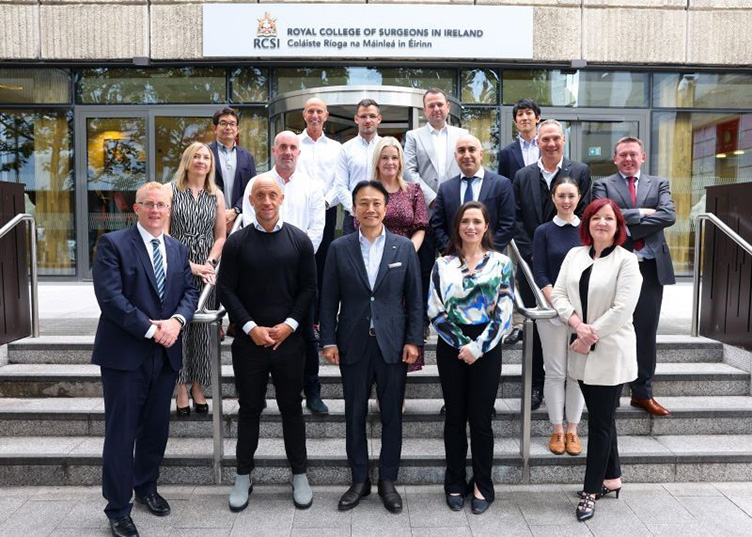 Pictured with Ajinomoto CEO and President Taro Fujie are Prof. Karen Boland (PI), Prof. Fergal O’Brien, Dr Seamus Browne and Dawn McGlade (RCSI Office of Research and Innovation), Mark Hill, Paul Gough and members of the Nualtra UK&I team. 
