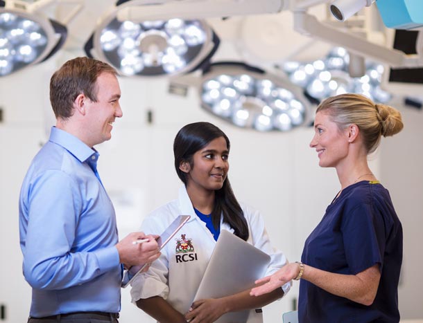 RCSI researcher, student and surgeon in simulation suite
