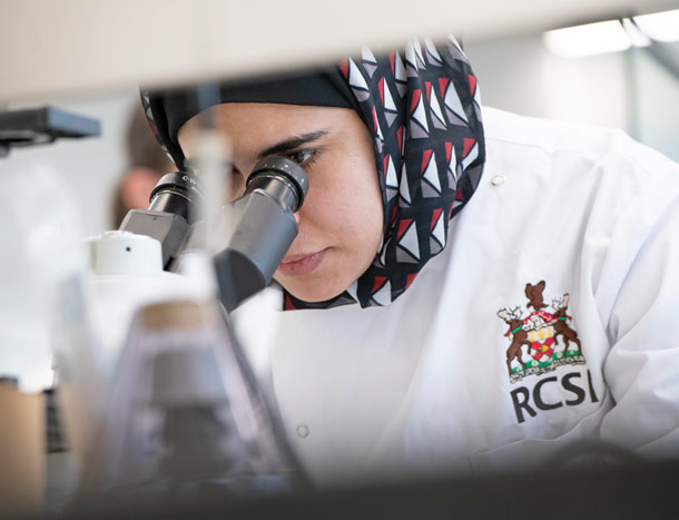 RCSI student carrying out research