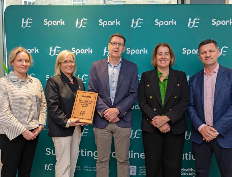Five people stand in front of a teal backdrop with repeated HSE and Spark logos, while one person holds a wooden plaque reading 'Spark CEO’s Choice Innovation Award 2026'.